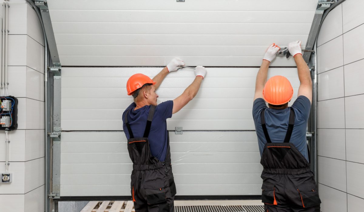 trabajadores-estan-instalando-puertas-elevadoras-garaje(1)