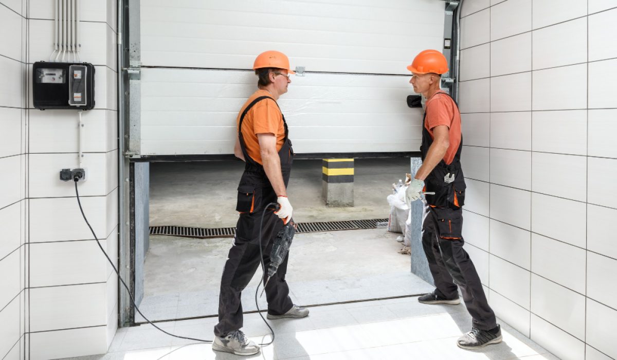 trabajadores-estan-instalando-puertas-elevadoras-garaje(2)